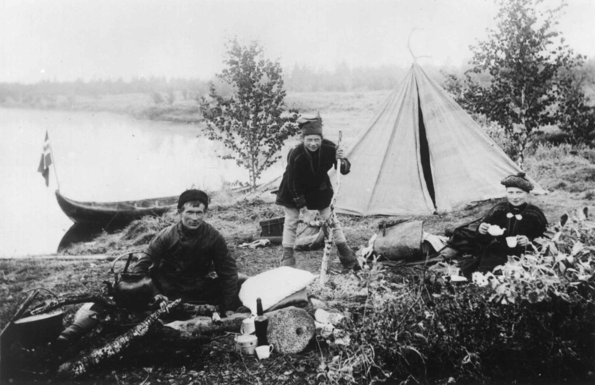 Ellisif Wessel i teltleir, Sør-Varanger, Finnmark, før 1900.