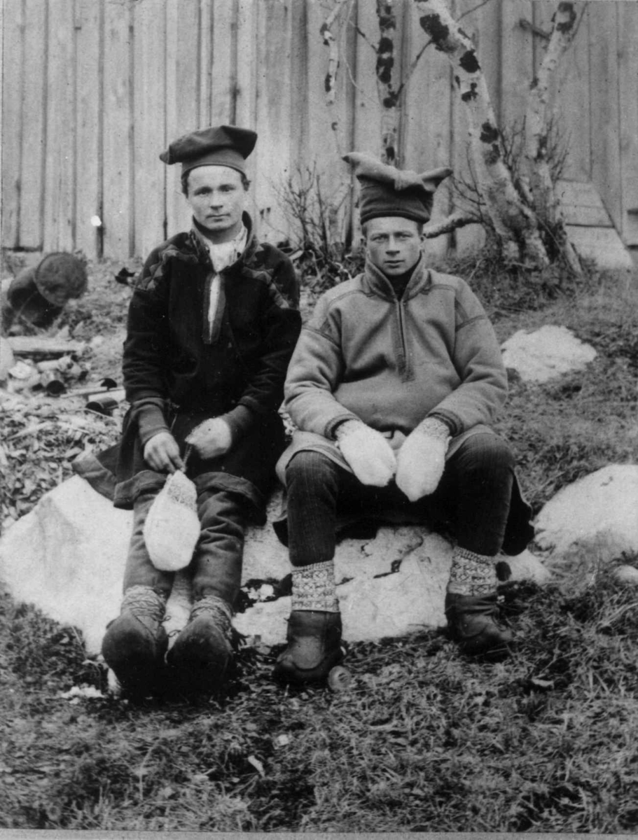 Sydpolfarerne Ole Johannes Must og Per John Savio, ant. Kirkenes, Sør-Varanger, Finnmark, 1898.
