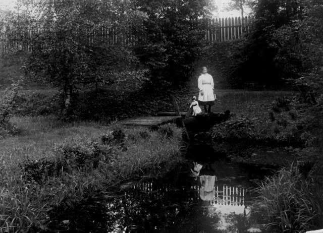 Pike med dukke i naturen, ukjent sted.
Serie tatt av Robert Collett (1842-1913), amatørfotograf og professor i zoologi. 