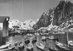 Nordlandsbåter og fiskebåter i havn, Nord-Norge.