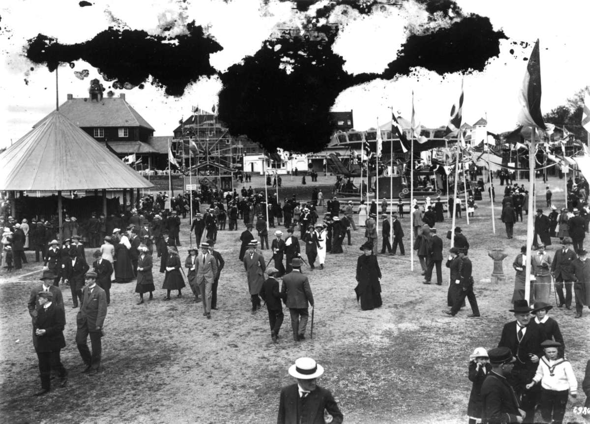 Jubileumsutstillingen på Frogner, Oslo, 1914.
Publikum på vandring mellom paviljongene.
