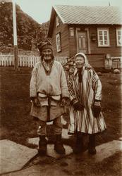 Mann og kvinne i samisk drakt, Laksefjord, Lebesby stående f