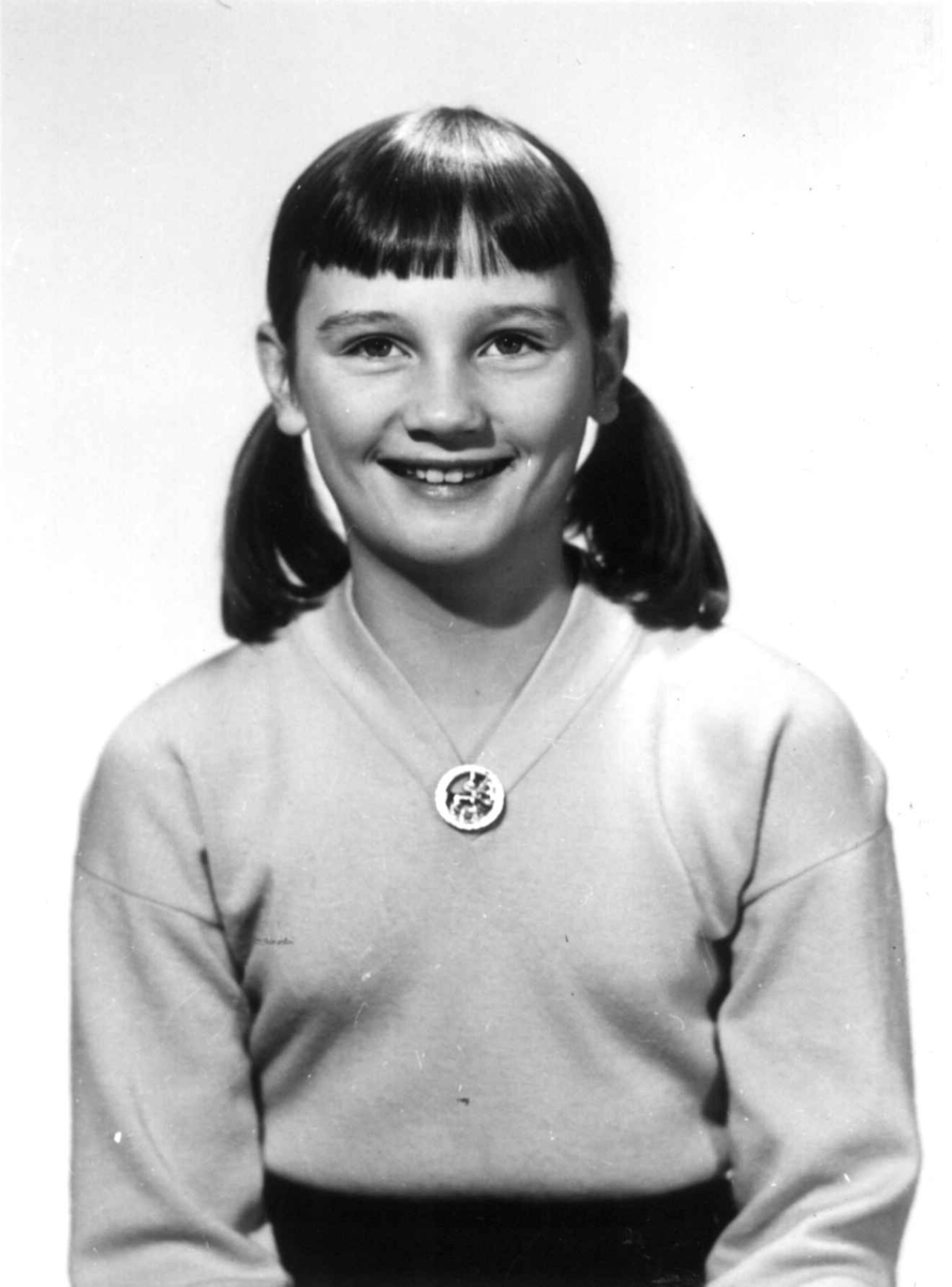 Portrett av Anne Kjellberg, datter av direktør Kjellber, her 11 år gammel i 1956.