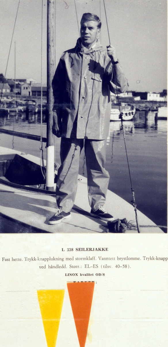 Reklame, mann i seilerdress på fritidsseilbåt i småbåthavn