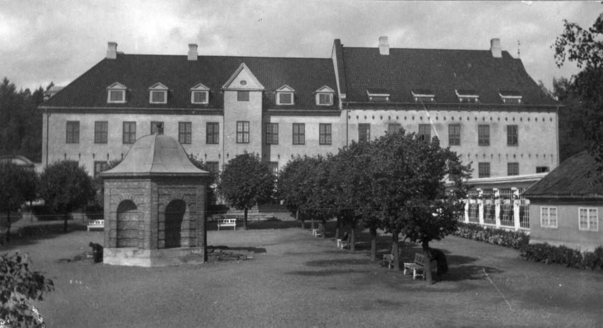 Fra Torget mot Bybygningen og brønnhuset , bygning nr. 311, og 312 i 1929.
