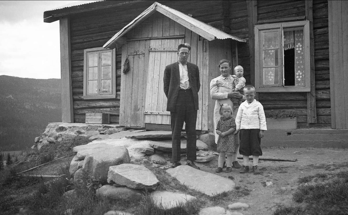 Våningshuset på gården Ligardshaugen 1939. Her står eierne, familien Ålien, som solgte gården til familien Arentz.
