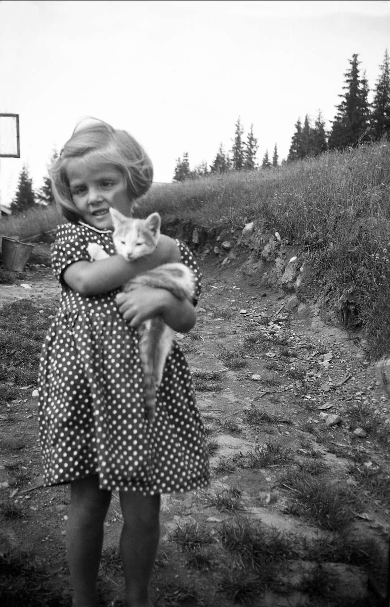 Kari Arentz med en katt på armen 1940. Antakelig fotografert på Ligardshaugen.