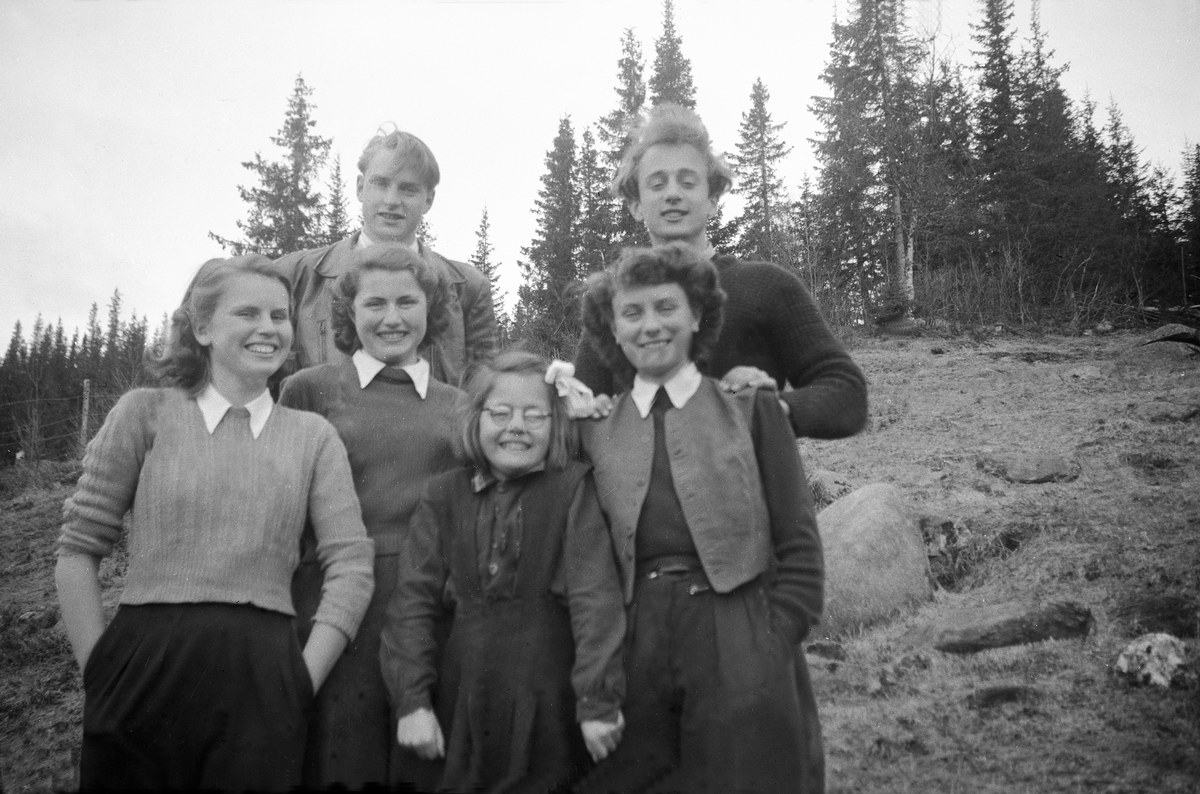Foran fra venstre står Siri Arentz, Kari Arentz og Doro Stibolt. Bak fra venstre en mann, en jente og Kåre Willoch. Fotografert påsken 1946.