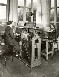 To kvinner arbeider med mønster ved hver sin maskin på Gjøvi