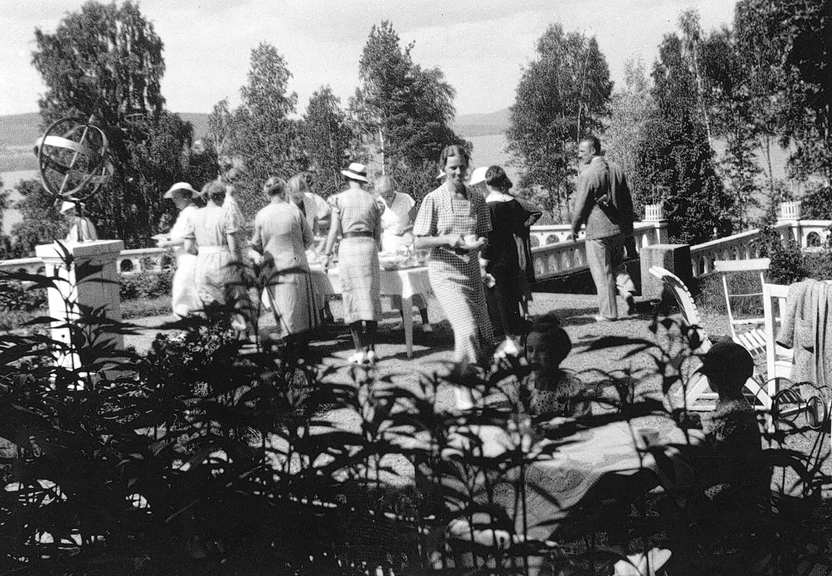 Sommerferie 1936. Kaffeslabberas på terrassen en formiddag. Bjørkefors i Värmland, Sverige. Anledningen var feiring av navnedagen til husets frue.
