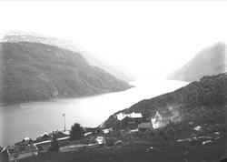 Landskapsfotografi. Fjell, fjord og bebyggelse. Breifonn i O
