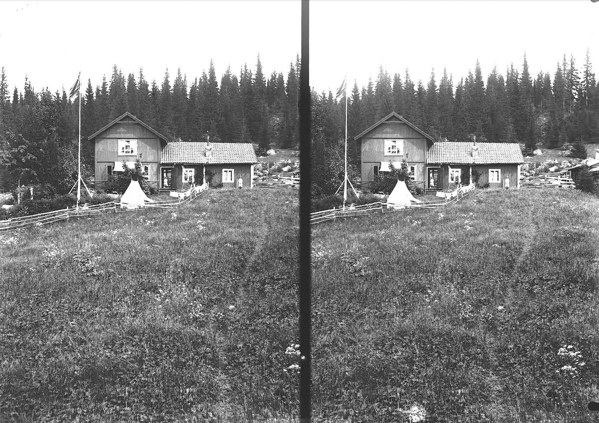 Hus på Holoa seter, Hadeland, Jevnaker, Oppland, 1903. Flagg og telt. Gudrun og Karen Q. Wiborg utenfor.