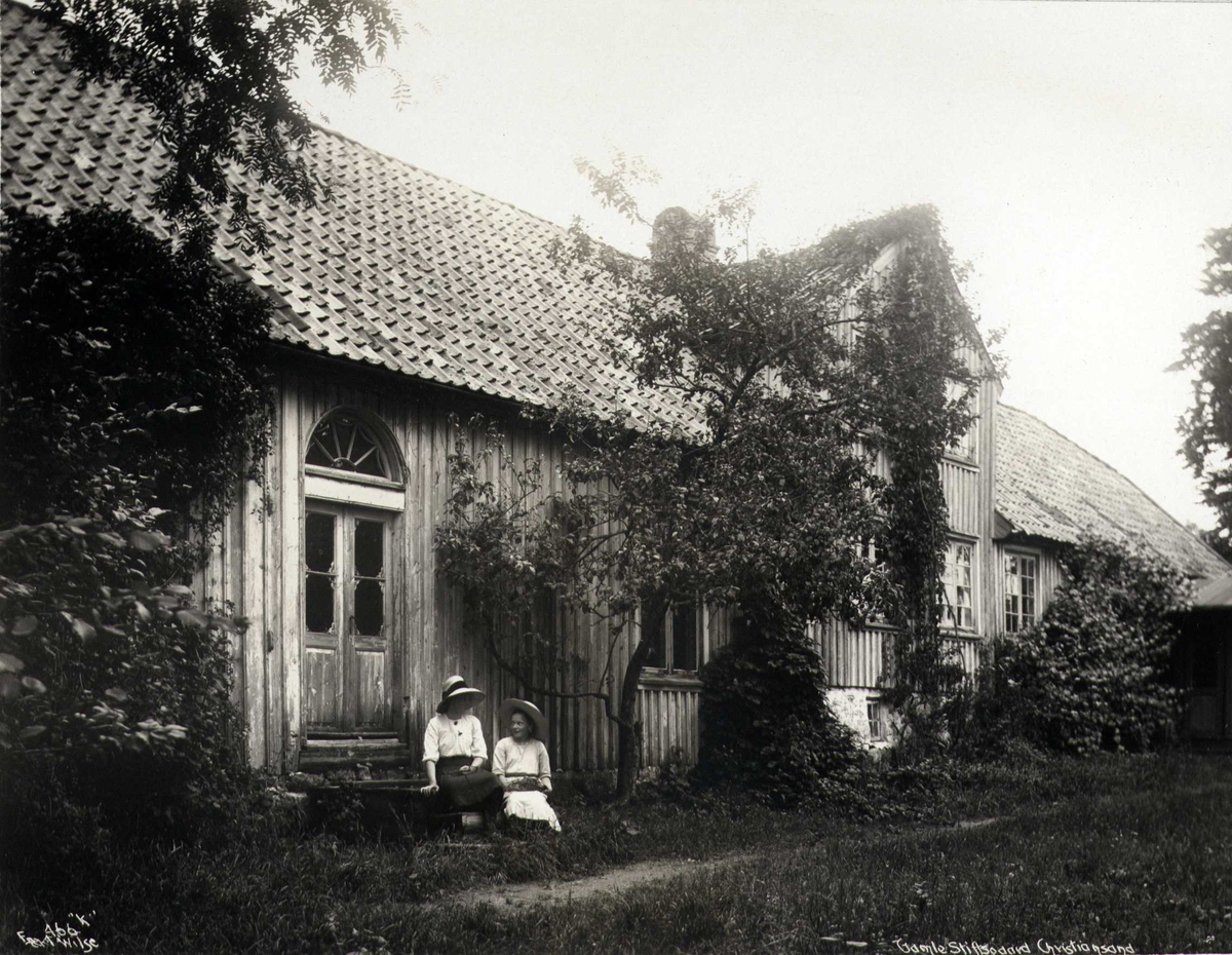 Gamle Stiftsgård, Kristiansand, Vest-Agder. To kvinner sitter på trappen.