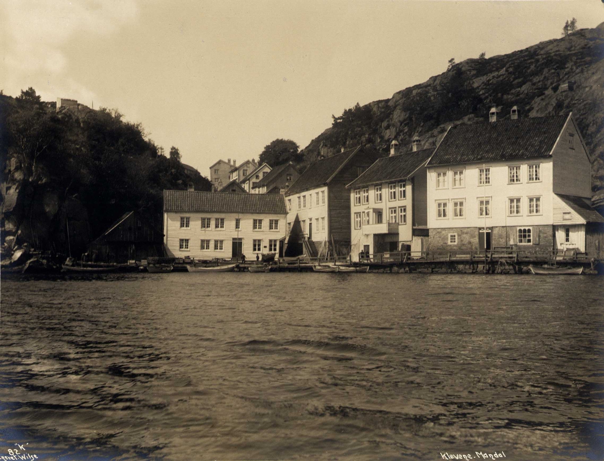 Havneområde med trehusbebyggelse, Klevene, Mandal, Vest-Agder. Fotografert 1912. 