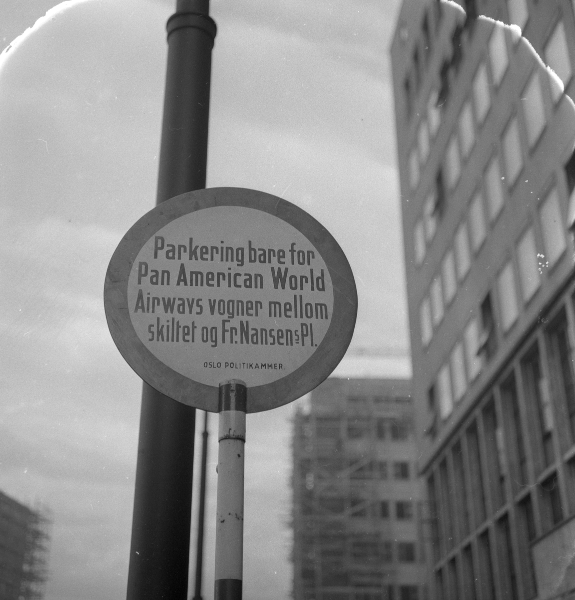 Trafikkskilt "Parkering bare for Pan American World Airways vogner mellom skilt og Fr. Nansens Pl. Oslo Politikammer", Oslo.
