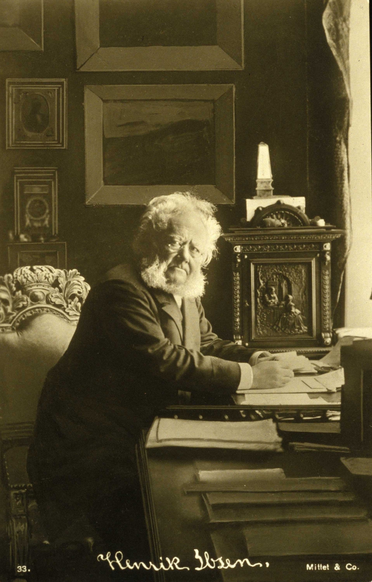 Henrik Ibsen ved skrivebordet i sitt arbeidsværelse.