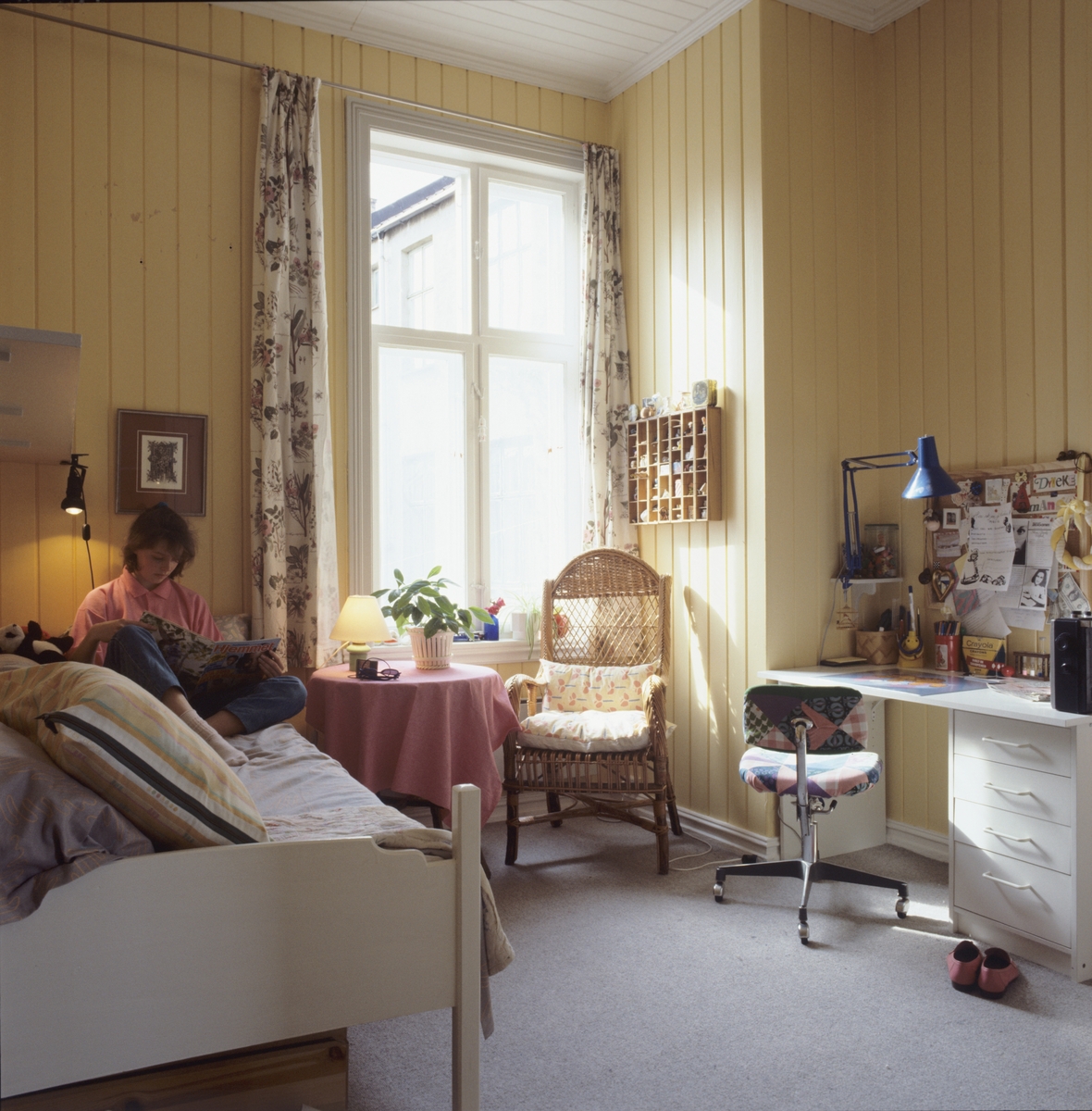 Tenåringsrom med seng, skrivebord, bord og stoler. llustrasjonsbilde fra Bonytt 1986.