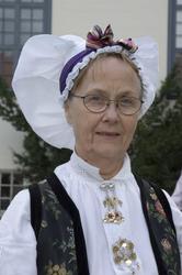 Bunadsdagen. Kvinne i bunad, med koneskaut.
Norsk Folkemuseu
