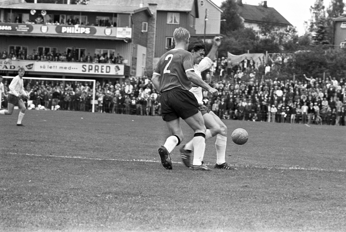 Serie. Cupkamp i 4. runde i fotball mellom Ham-Kam og Rosenborg i Hamar. Fotografert i 1967.
