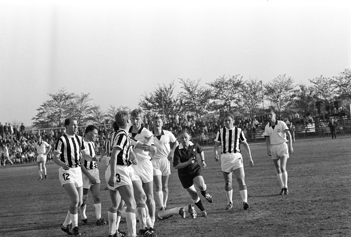 Serie. Fotballkamp mellom Sarpsborg og Strømsgodset. Fotografert juli 1969.