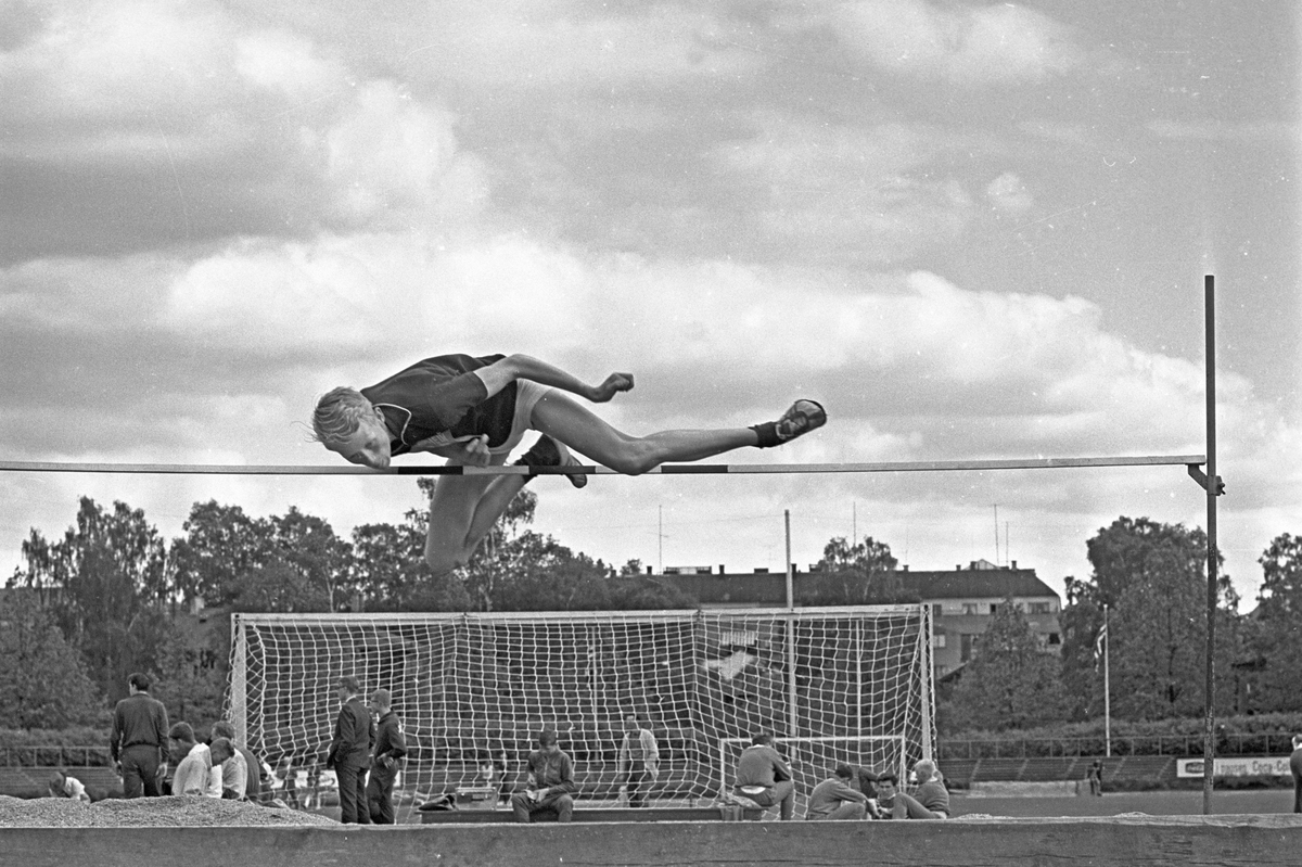 Serie. Friidrett på Frogner stadion, Oslo. Dagbladpokalen overrekkes. Fotografert 1964.