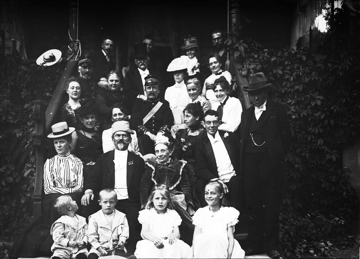 Serie bilder, fra Vorosmoen? (Hvalsmoen?) og opptog på Karl Johans gate. Militærbilder, antagelig familien Lund ca 1899.