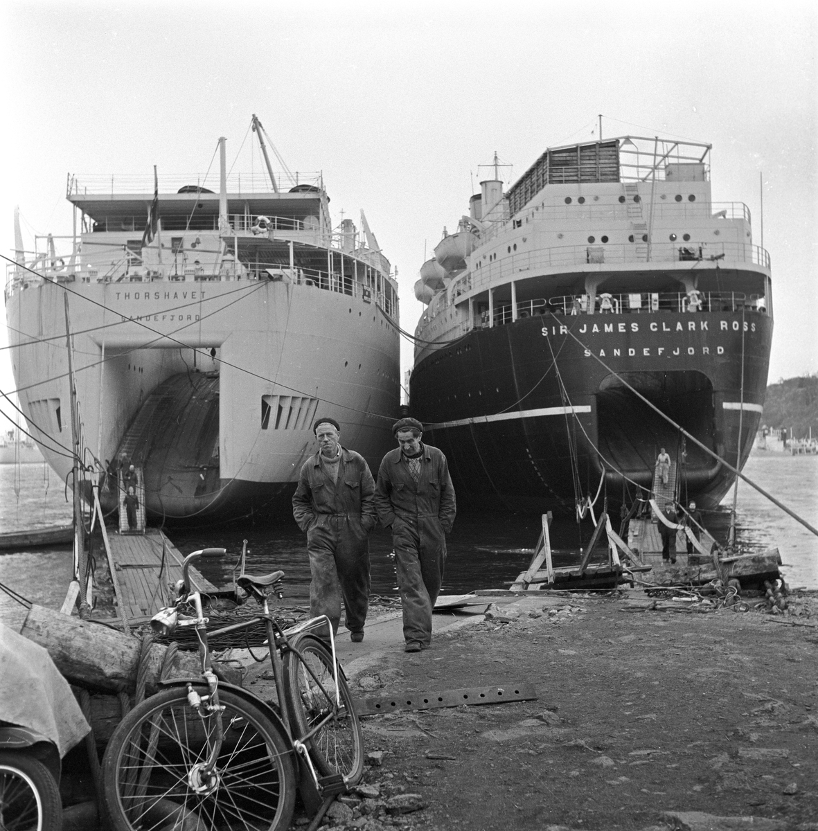 Serie. M/S "Sir James Clark Ross" av Sandefjord og M/S "Thorshavet" av Sandefjord. Fotografert 17/10-1957.