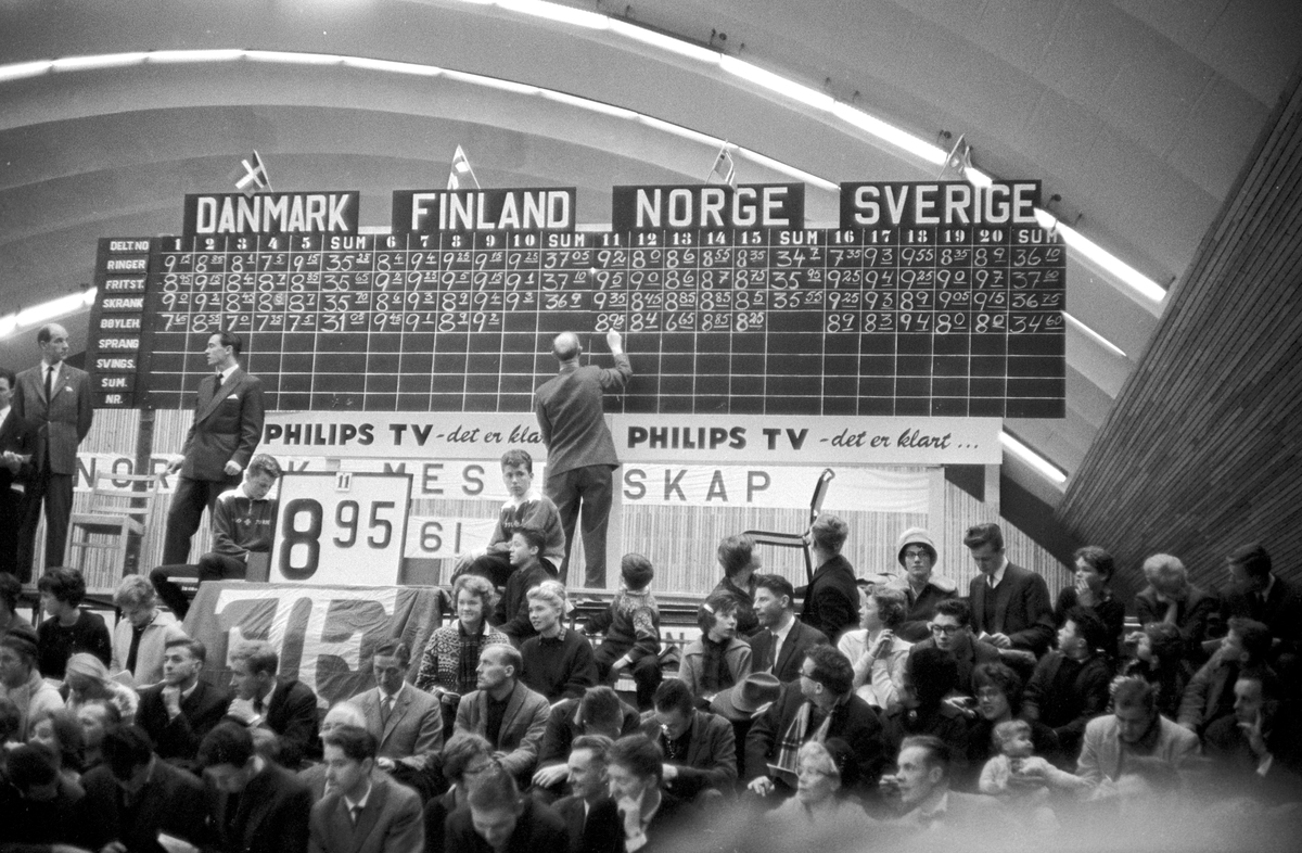 Serie. Nordisk Mesterskap i turn for herrer i Njårdhallen i Oslo, herrer i bøylehest og svingstang. Fotografert desember 1961.