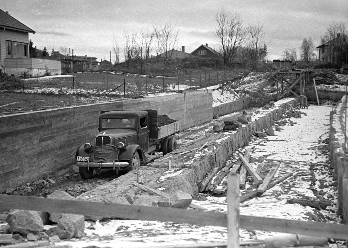 Serie. Røabanen blir forlenget til Lijordet. Flere arbeidere jobber i boligområdet med å grave ut til den ny linjen. Fotografert 1951.