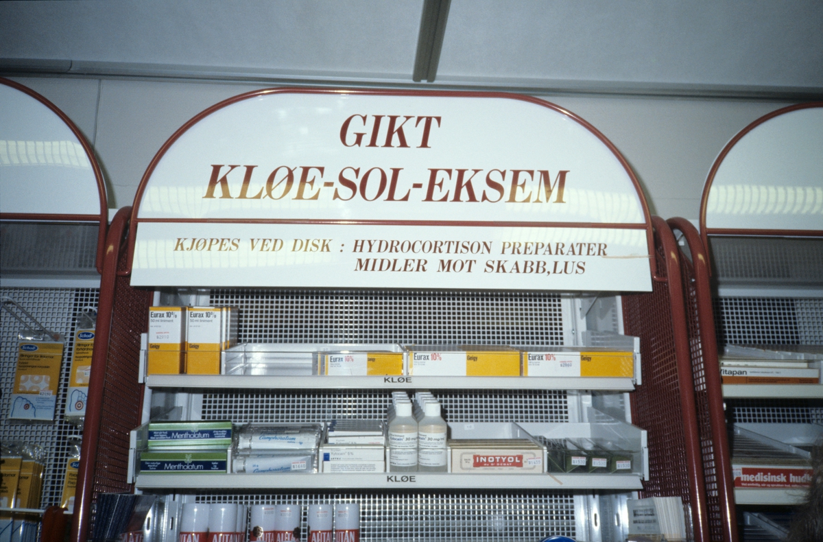 Selvvalgsreoler på Sandvika apotek i Bærum.