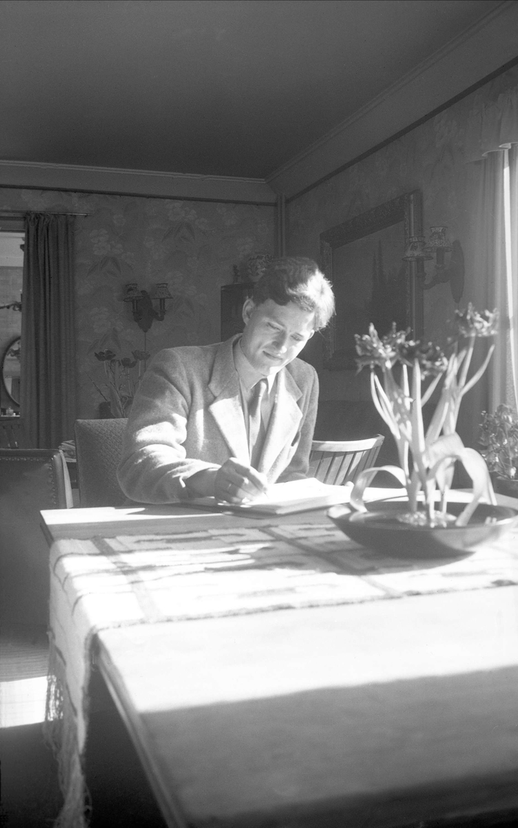 Bjarne Arentz Waaler fotografert juni 1950 i Arentz-familiens hjem i P.T. Mallings vei 4 på Bygdøy.