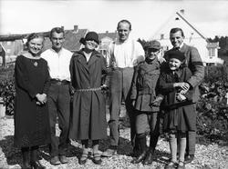 Fritjof Arentz til høyre sammen med venner og barn  i septem