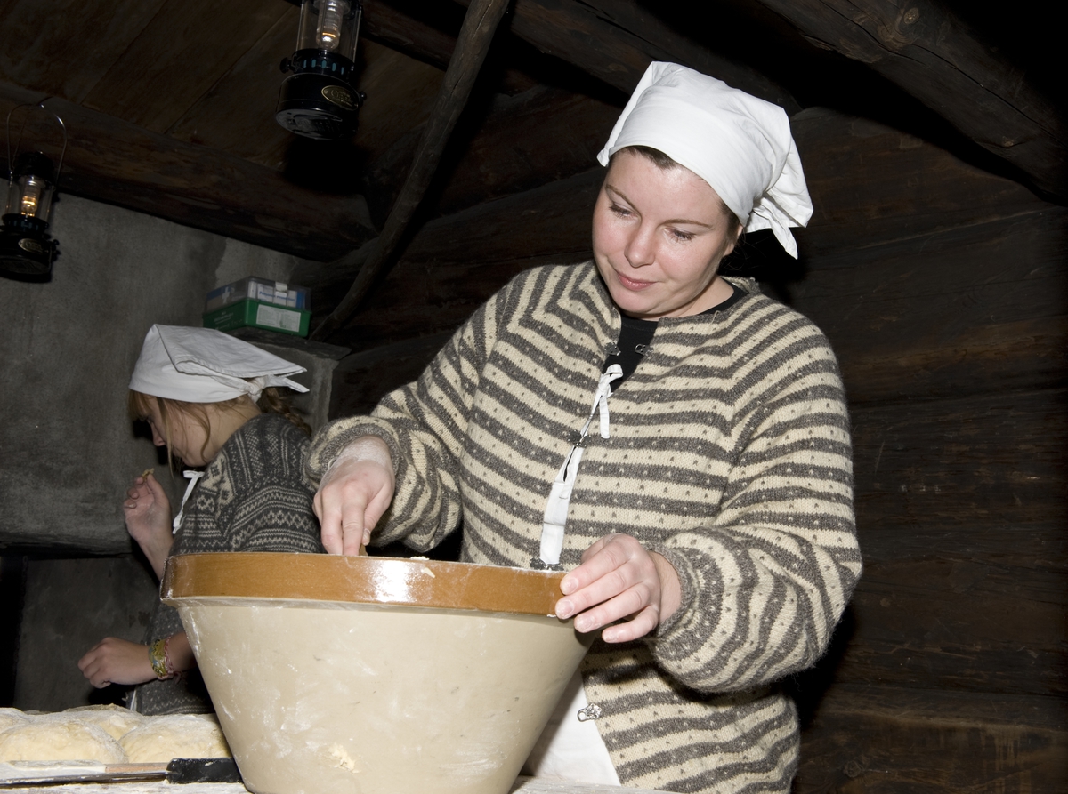 Baking av lefser. Julemarkedet på Norsk Folkemuseum 2009.