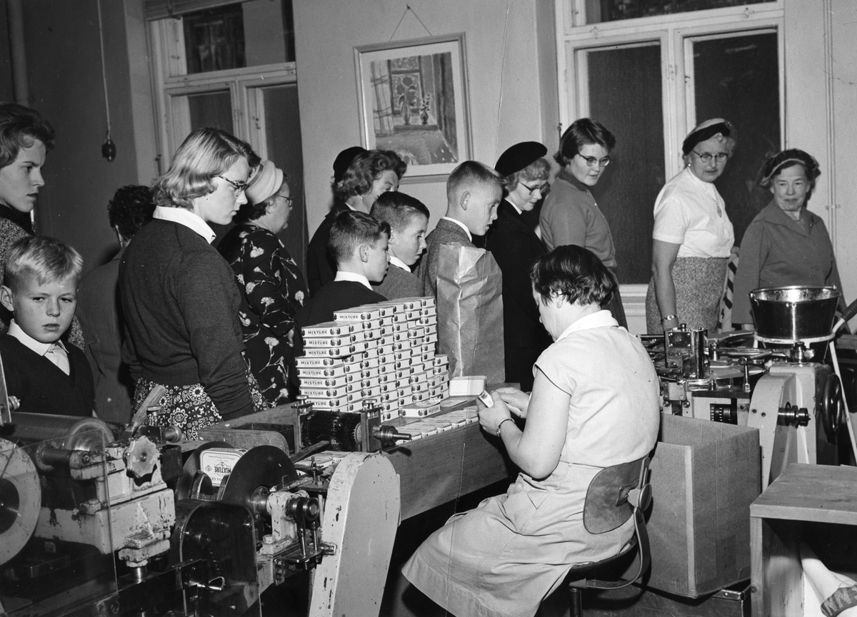 Omvisning i fabrikken. Familiedag hos Tiedemanns Tobaksfabrik i Stensberggate 1959.