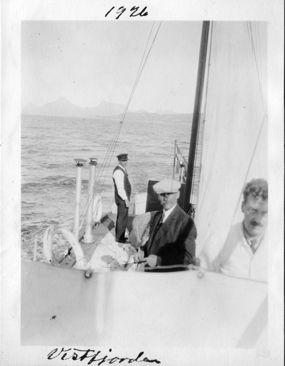 Skipper Ure, Anton Kværnø og Stuert Smith ombord i skip. Fra bildeserie tatt på reise langs kysten av Norge i 1926.