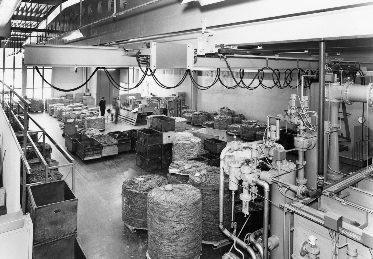 J. L. Tiedemanns Tobaksfabrik på Hovin i 1968. Interiørbilde fra produksjonsområdet i den nye fabrikken.