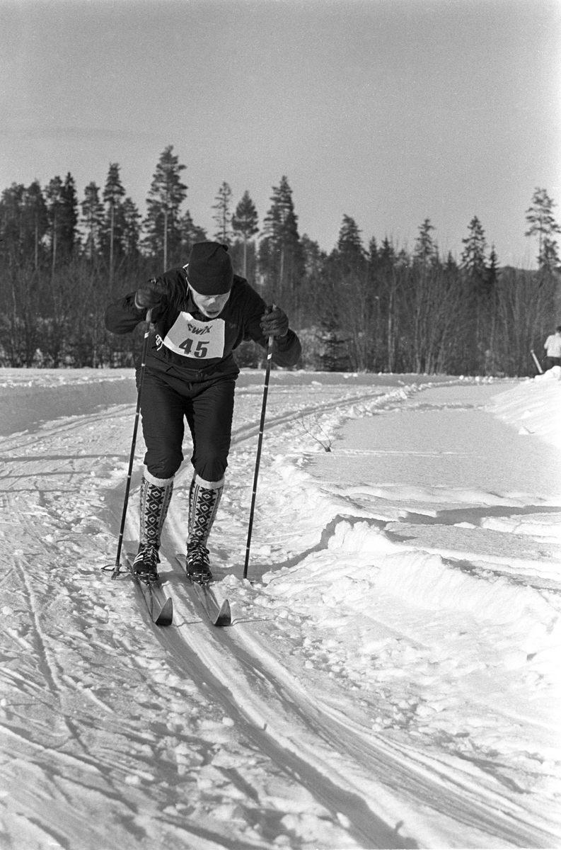 Skiløper med startnummer 45 i sporet under NM i langrenn for juniorer på Eidsvoll 1963.