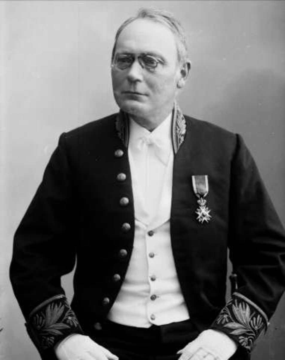 Portrett, assessor Lauritz Birkeland (1839-1922), i uniform for høyesterettsassessorer, fotografert mellom 1896 og 1904.