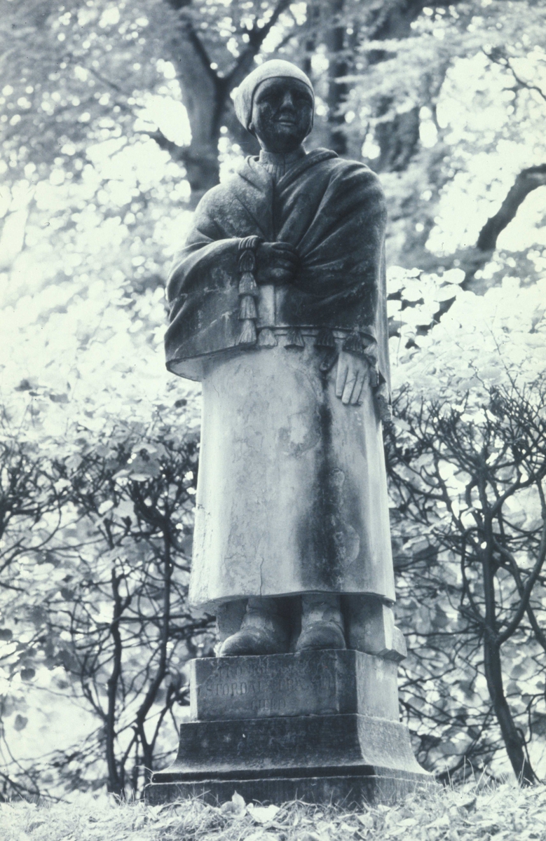 Statue i Nordmandsdalen på Fredensborg slott, Danmark. Fotografert 1968. Drakt fra Nord-Trøndelag.