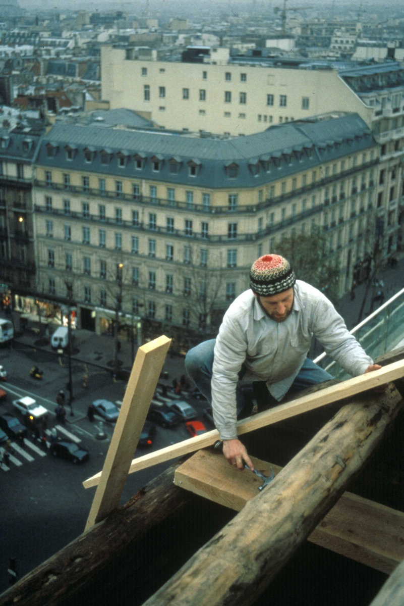 Arbeide på taket av varehuset Printemps ni etasjer over Boulevard Haussmann. Valdrestunet under oppføring i Paris november 1991.