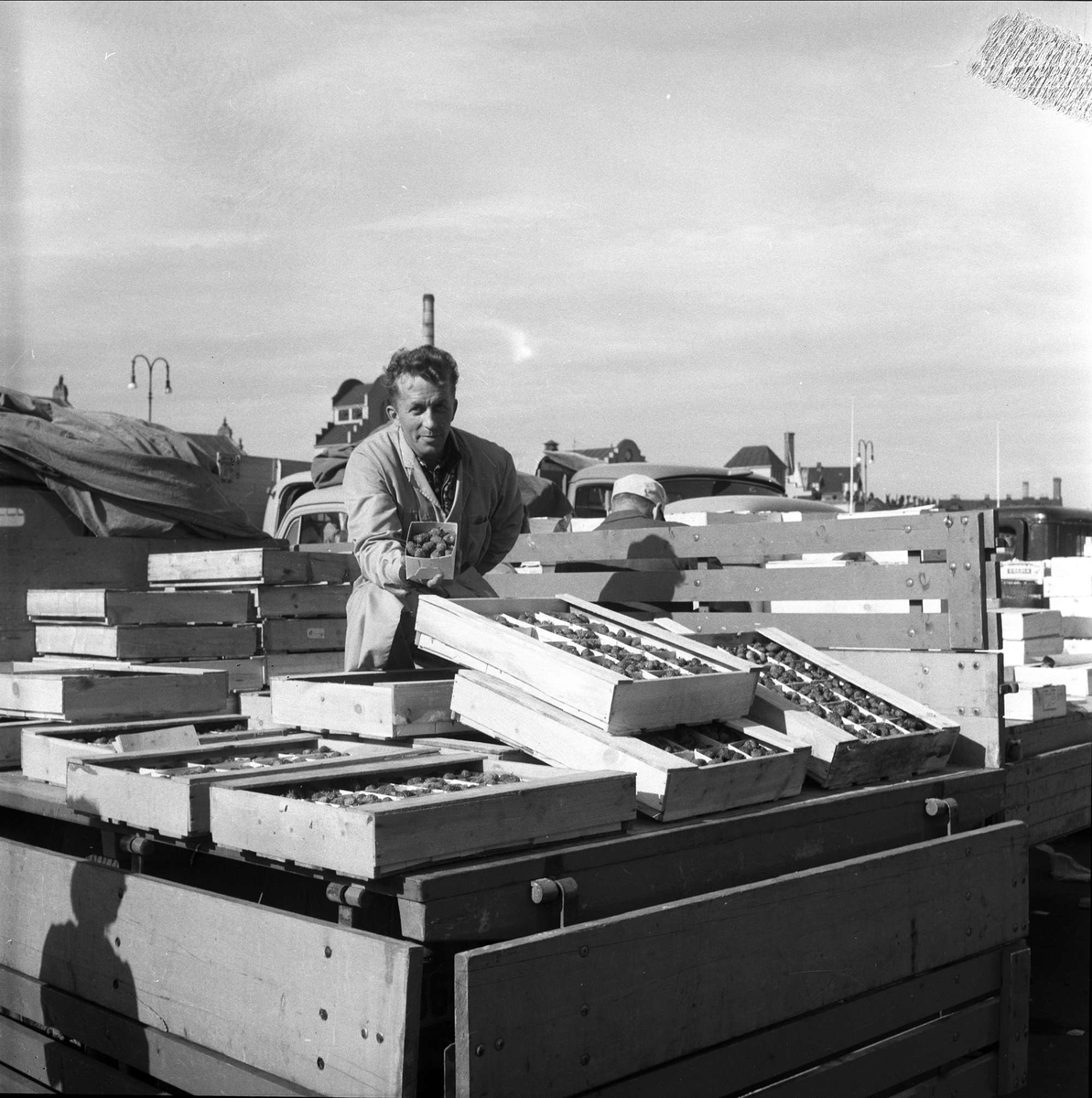 Torghandel, mann bak salgsbod, kasser med frukt og grønnsaker, Oslo, 12.08.1958