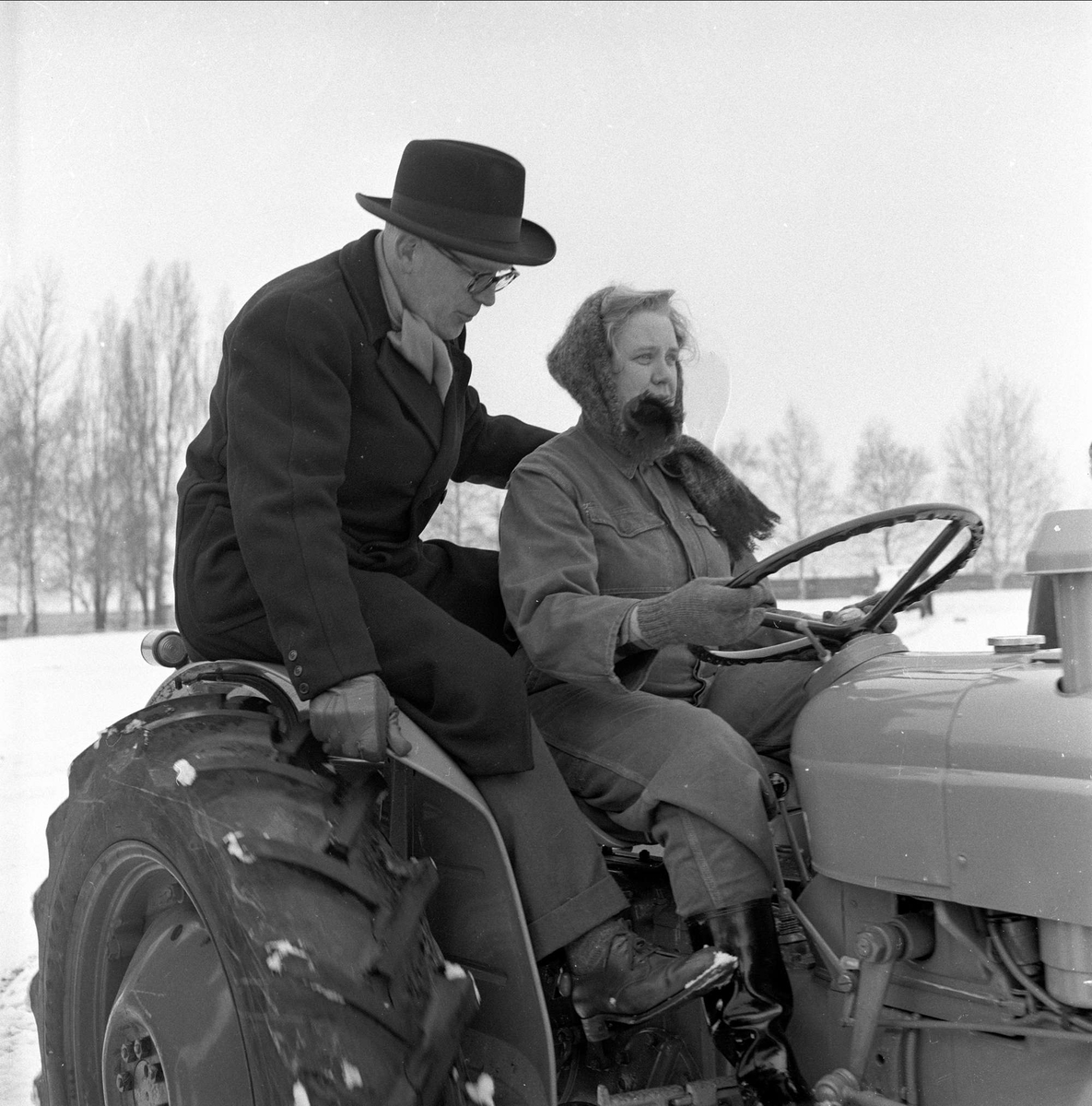 Representanter fra Norges Bondekvinnelag prøver traktorkjøring, ukjent sted, mars, 1959.
