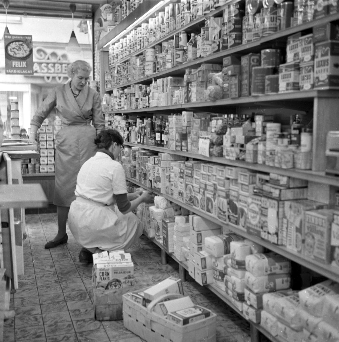 Juleinnkjøp i Arvika, grensehandel, Arvika, Sverige, 14.11.1959. To kvinner ved en butikkreol.