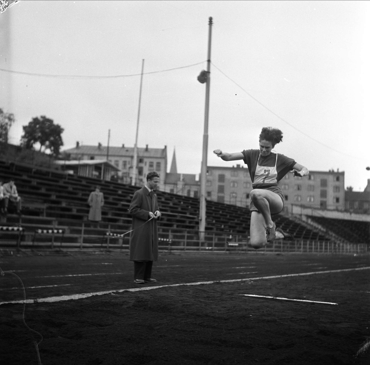 Idrettstevne, lengdehopp. Jordal, Oslo  september 1953.