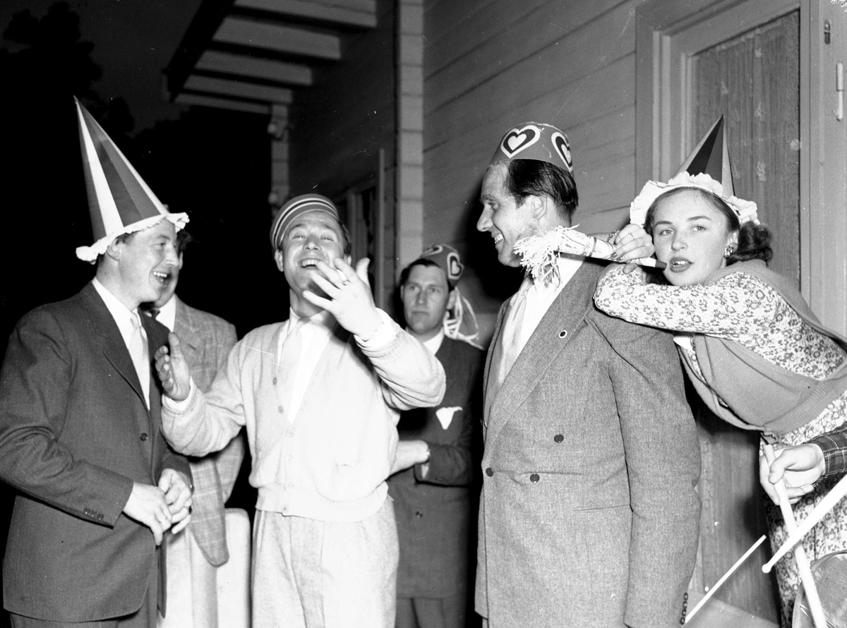 17.mai-feiring. Menn og kvinner med hatter fester. Nesodden 17.05.1949.