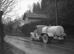 Tankbil av typen Chevrolet årsmodell 1946-47, på Drammensvei