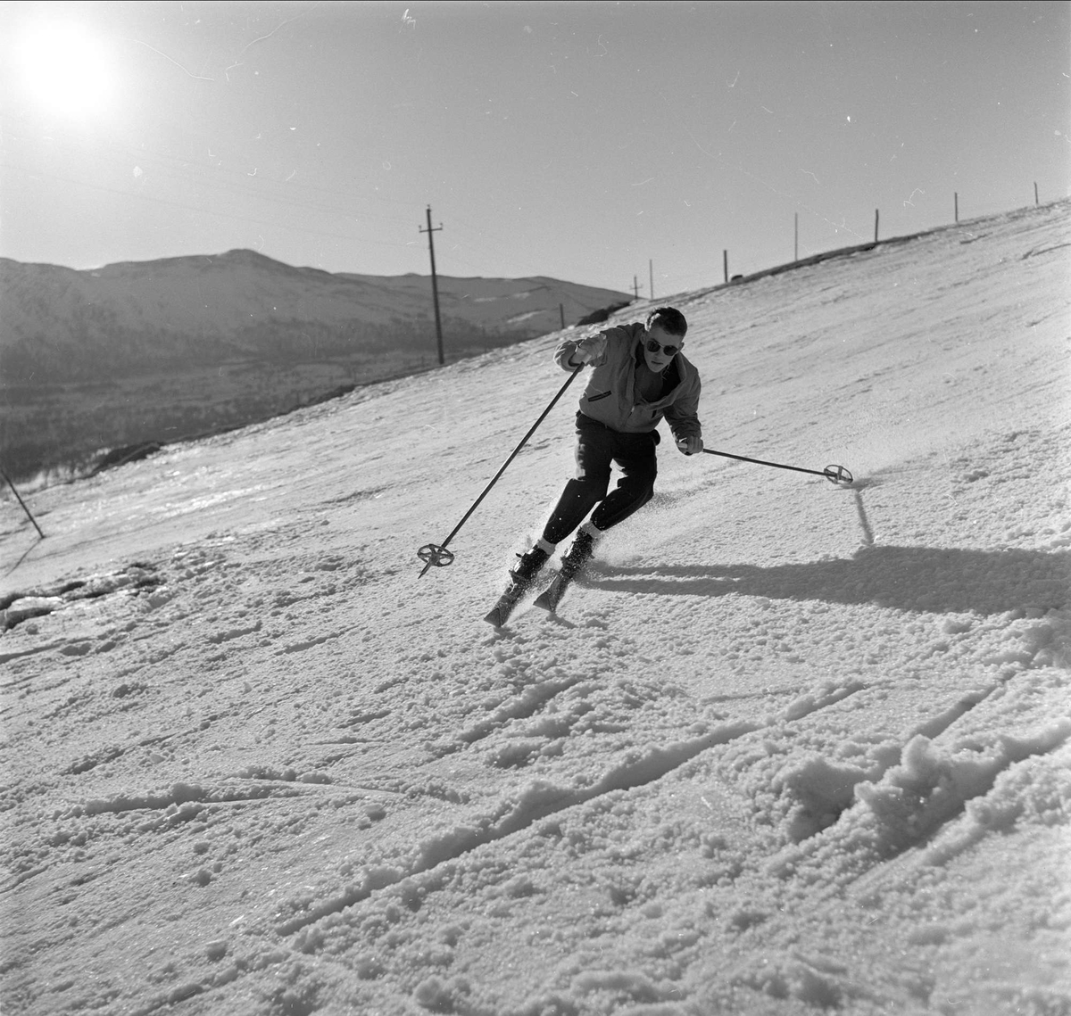 Påske på Hjerkinn fjellstue, skiløper, Dovre, Hjerkinn, 1959.