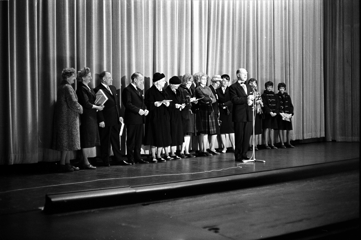 Tvillinger på film, Oslo, 07.11.1962. Mennesker på scene.