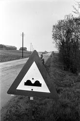 Riksvei 1 fra Svinesund, mai 1963. Vei med skilt.