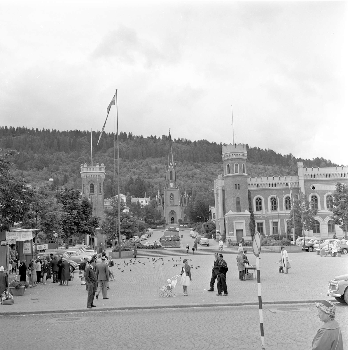 Drammen, august 1962. Drammensdagen. Torg, bygninger og kirke.